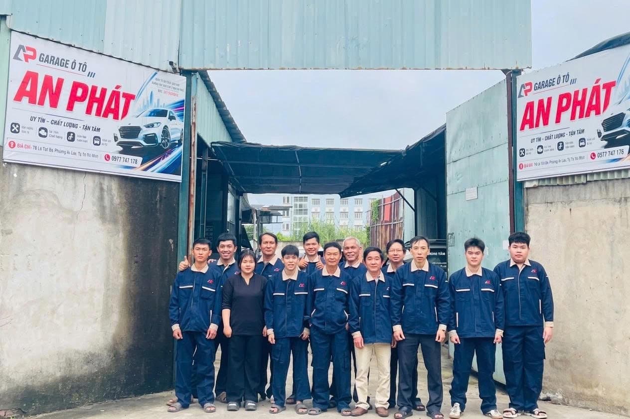 Tập thể cán bộ – kỹ thuật viên Garage Ô Tô An Phát